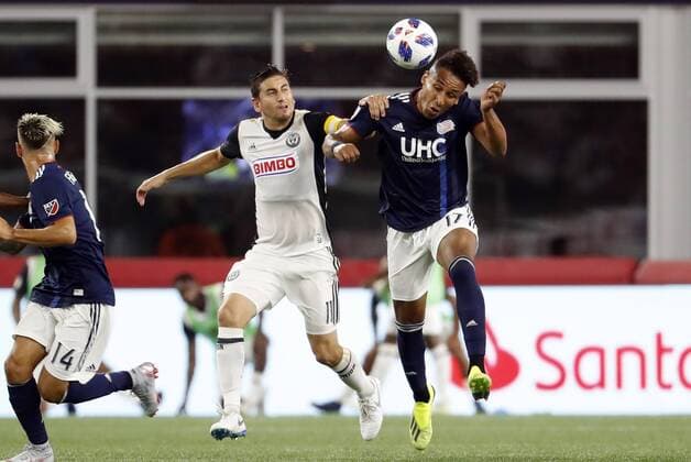 FOXBOROUGH, MA - AUGUST 11: New England Revolution forward Juan Agudelo (17) heads the ball away from Philadelphia Union midfielder Alejandro Bedoya (11) during an MLS Fussball Herren USA match between the New England Revolution and the Philadelphia Union on August 11, 2018, at Gillette Stadium in Foxborough, Massachusetts. The Union defeated the Revolution 3-2. (Photo by Fred Kfoury III Icon Sportswire) SOCCER: AUG 11 MLS - Philadelphia Union at New England Revolution Icon482180811014 EDITORIAL USE ONLY