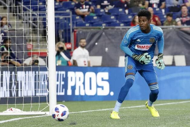 FOXBOROUGH, MA - AUGUST 11: Philadelphia Union goalkeeper Andre Blake (18) watches the ball go into his goal during an MLS Fussball Herren USA match between the New England Revolution and the Philadelphia Union on August 11, 2018, at Gillette Stadium in Foxborough, Massachusetts. The Union defeated the Revolution 3-2. (Photo by Fred Kfoury III Icon Sportswire) SOCCER: AUG 11 MLS - Philadelphia Union at New England Revolution Icon482180811020 EDITORIAL USE ONLY