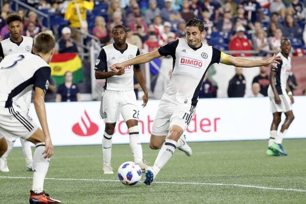 FOXBOROUGH, MA - AUGUST 11: Philadelphia Union midfielder Alejandro Bedoya (11) clears the ball in the box during an MLS Fussball Herren USA match between the New England Revolution and the Philadelphia Union on August 11, 2018, at Gillette Stadium in Foxborough, Massachusetts. The Union defeated the Revolution 3-2. (Photo by Fred Kfoury III Icon Sportswire) SOCCER: AUG 11 MLS - Philadelphia Union at New England Revolution Icon482180811028 EDITORIAL USE ONLY