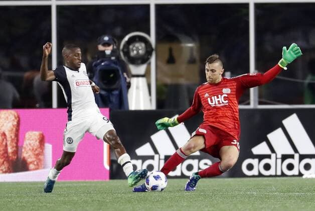 FOXBOROUGH, MA - AUGUST 11: Philadelphia Union midfielder Fafa Picault (9) almost steals the ball from New England Revolution goalkeeper Matt Turner (30) during an MLS Fussball Herren USA match between the New England Revolution and the Philadelphia Union on August 11, 2018, at Gillette Stadium in Foxborough, Massachusetts. The Union defeated the Revolution 3-2. (Photo by Fred Kfoury III Icon Sportswire) SOCCER: AUG 11 MLS - Philadelphia Union at New England Revolution Icon482180811030 EDITORIAL USE ONLY