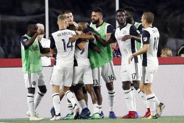 FOXBOROUGH, MA - AUGUST 11: Teammates mob Philadelphia Union midfielder Fafa Picault (9) after his penalty kick goal during an MLS Fussball Herren USA match between the New England Revolution and the Philadelphia Union on August 11, 2018, at Gillette Stadium in Foxborough, Massachusetts. The Union defeated the Revolution 3-2. (Photo by Fred Kfoury III Icon Sportswire) SOCCER: AUG 11 MLS - Philadelphia Union at New England Revolution Icon482180811031 EDITORIAL USE ONLY