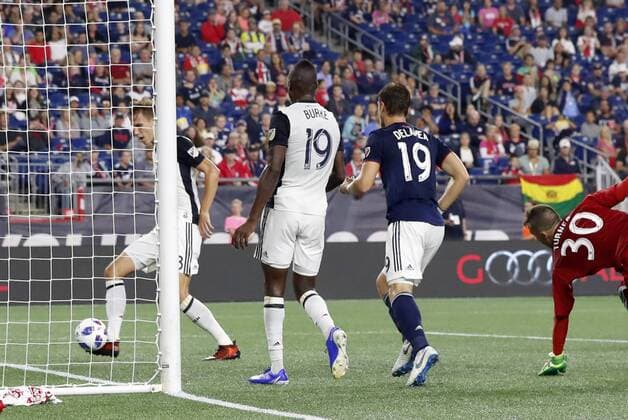 FOXBOROUGH, MA - AUGUST 11: Philadelphia Union defender Jack Elliott (3) taps the ball into the goal on a bunny during an MLS Fussball Herren USA match between the New England Revolution and the Philadelphia Union on August 11, 2018, at Gillette Stadium in Foxborough, Massachusetts. The Union defeated the Revolution 3-2. (Photo by Fred Kfoury III Icon Sportswire) SOCCER: AUG 11 MLS - Philadelphia Union at New England Revolution Icon482180811040 EDITORIAL USE ONLY