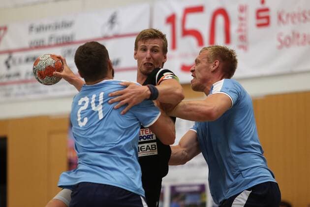 Olafur Gudmundsson (Nr.13, IFK Kristianstad) gegen Baptiste Bonnefond (Nr.24, MHB - Montpellier Handball) und Frederik Pettersson (Nr.18, MHB - Montpellier Handball) Schneverdingen Deutschland Copyright: xAgentur54Gradx xSpeedphotosx