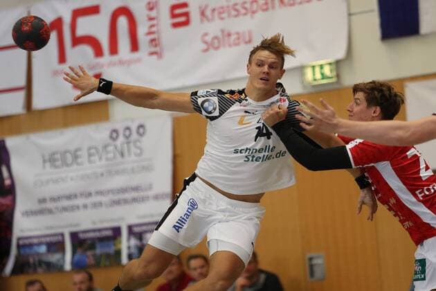 Niclas Pieczkowski (Nr.14, SC DHfK Leipzig) passt den Ball gegen Aron Rafn Edvardsson (Nr.28, Handball Verein Hamburg) Schneverdingen Deutschland Copyright: xAgentur54Gradx xSpeedphotosx
