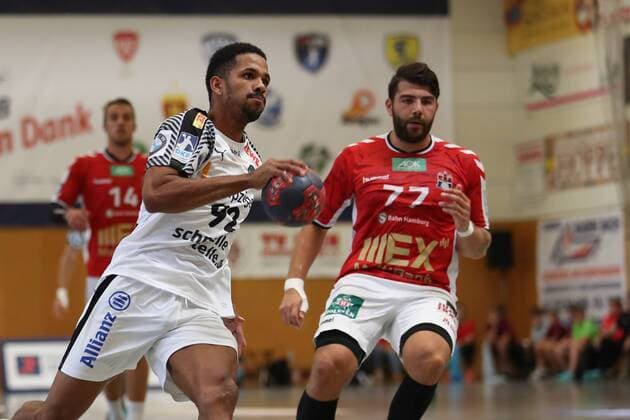 Raul Santos (Nr.92, SC DHfK Leipzig) mit dem Tempogegenstoss, Kevin Herbst (Nr.77, Handball Verein Hamburg) kommt zu spaet Schneverdingen Deutschland Copyright: xAgentur54Gradx xSpeedphotosx