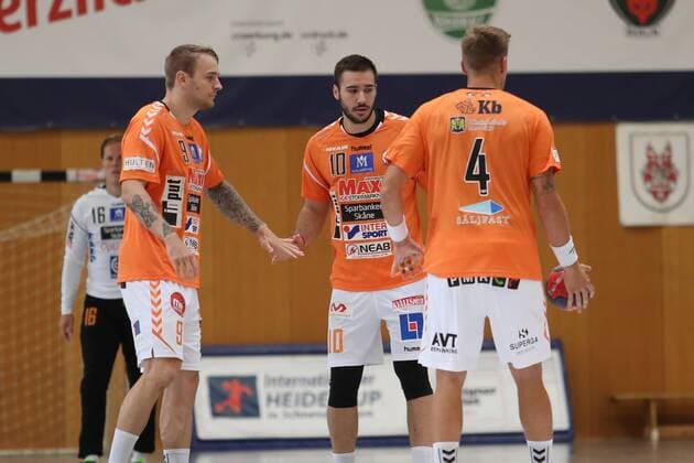 Handball Sportverein Hamburg vs. SC IFK Kristianstad, Handball, Internationaler Heide-Cup 2018, 12.08.18 Das Spiel beginnt Adam Nyfjaell (Nr.04, IFK Kristianstad), Marc Canellas Reixach (Nr.10, IFK Kristianstad) und Stig-Tore Moen (Nr.09, IFK Kristianstad)