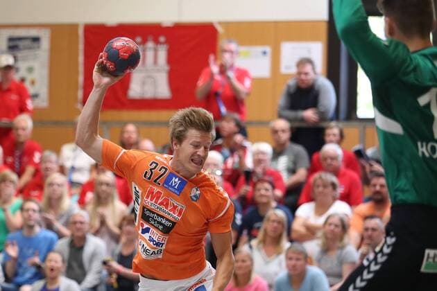 Handball Sportverein Hamburg vs. SC IFK Kristianstad, Handball, Internationaler Heide-Cup 2018, 12.08.18 Alfred Ehn (Nr.32, IFK Kristianstad) gegen Marcel Kokoszka (Nr.12, Handball Verein Hamburg)