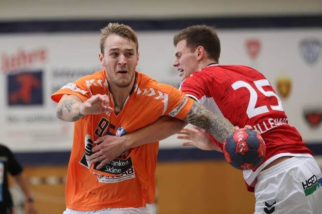 Handball Sportverein Hamburg vs. SC IFK Kristianstad, Handball, Internationaler Heide-Cup 2018, 12.08.18 Stig-Tore Moen (Nr.09, IFK Kristianstad) gegen Finn Wullenweber (Nr.25, Handball Verein Hamburg)