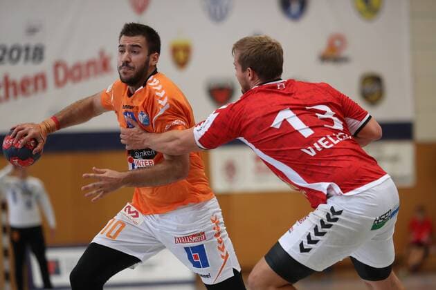 Handball Sportverein Hamburg vs. SC IFK Kristianstad, Handball, Internationaler Heide-Cup 2018, 12.08.18 Olafur Gudmundsson (Nr.13, IFK Kristianstad) gegen Niklas Weller (Nr.13, Handball Verein Hamburg)
