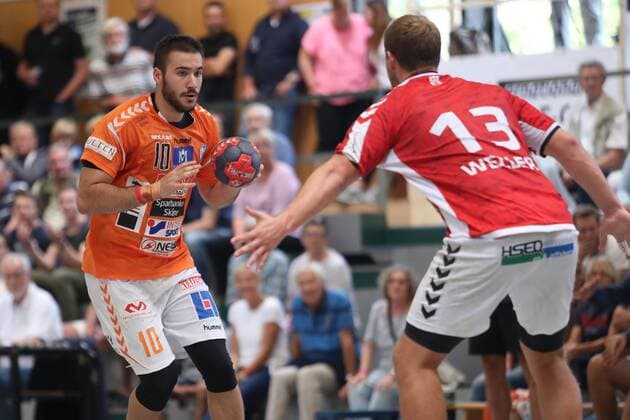 Handball Sportverein Hamburg vs. SC IFK Kristianstad, Handball, Internationaler Heide-Cup 2018, 12.08.18 Marc Canellas Reixach (Nr.10, IFK Kristianstad) gegen Niklas Weller (Nr.13, Handball Verein Hamburg)