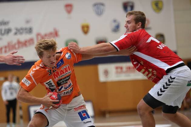 Handball Sportverein Hamburg vs. SC IFK Kristianstad, Handball, Internationaler Heide-Cup 2018, 12.08.18 Alfred Ehn (Nr.32, IFK Kristianstad) gegen Niklas Weller (Nr.13, Handball Verein Hamburg)