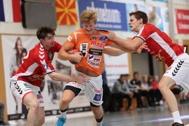 Handball Sportverein Hamburg vs. SC IFK Kristianstad, Handball, Internationaler Heide-Cup 2018, 12.08.18 Alfred Ehn (Nr.32, IFK Kristianstad) gegen Philipp Bauer (Nr.22, Handball Verein Hamburg) und Dominik Axmann (Nr.15, Handball Sport-Verein Hamburg)