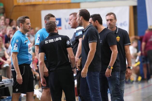 HC Varder Skopje vs. SC DHfK Leipzig, Handball, Internationaler Heide-Cup 2018, 12.08.18 Begruessung unter den Trainern, Schiedsrichtern
