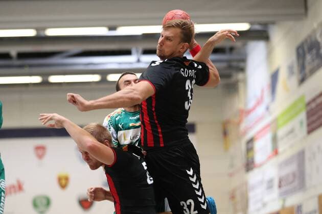 HC Varder Skopje vs. SC DHfK Leipzig, Handball, Internationaler Heide-Cup 2018, 12.08.18 Sergei Gorbok (Nr.32, HC Vardar Skopje) und Stas Scube (Nr.20, HC Vardar Skopje) gegen Bastian Roschek (Nr.19, SC DHfK Leipzig)