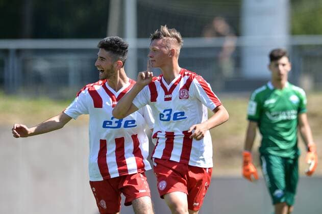 Fußball A-Junioren Bundesliga West Rot-Weiss Essen - SC Paderborn am 12.08.2018 im Stadion am Hallo in Essen Torjubel zum 2:0 durch Joel Hauser ( Essen ), vorne - Alkan Talas ( Essen ), hinten *** Football A Juniors Bundesliga West Rot Weiss Essen SC Paderborn on 12 08 2018 at the stadium at Hallo in Essen Torjubel for 2 0 by Joel Hauser Essen front Alkan Talas food behind xTTx