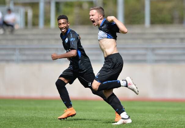 Fußball A-Junioren Bundesliga West Rot-Weiss Essen - SC Paderborn am 12.08.2018 im Stadion am Hallo in Essen Torjubel zum 2:2 durch Phil Beckhoff ( Paderborn ), vorne - Kenric Nitzsche ( Paderborn ), hinten *** Football A Juniors Bundesliga West Rot Weiss Essen SC Paderborn on 12 08 2018 in the stadium at Hallo in Essen Torjubel to 2 2 by Phil Beckhoff Paderborn front Kenric Nitzsche Paderborn behind xTTx