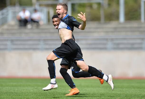 Fußball A-Junioren Bundesliga West Rot-Weiss Essen - SC Paderborn am 12.08.2018 im Stadion am Hallo in Essen Torjubel zum 2:2 durch Phil Beckhoff ( Paderborn ), vorne - Kenric Nitzsche ( Paderborn ), hinten *** Football A Juniors Bundesliga West Rot Weiss Essen SC Paderborn on 12 08 2018 in the stadium at Hallo in Essen Torjubel to 2 2 by Phil Beckhoff Paderborn front Kenric Nitzsche Paderborn behind xTTx