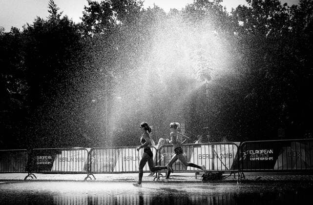 BAU 12.08.2018 Berlin Leichtathletik EM 2018, Marathon Frauen, Feature, zwei Läuferinnen laufen durch die Wassersprenkleranlage