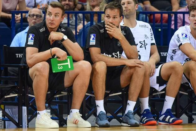 Deutschland , Hamburg , Barclaycard Arena , Handball , Helden des Handballs , THW Kiel - FC Barcelona Barca Co Trainer Filip Jicha Viktor Szilagyi ( THW ) Kamil Syprazek ( FC B )
