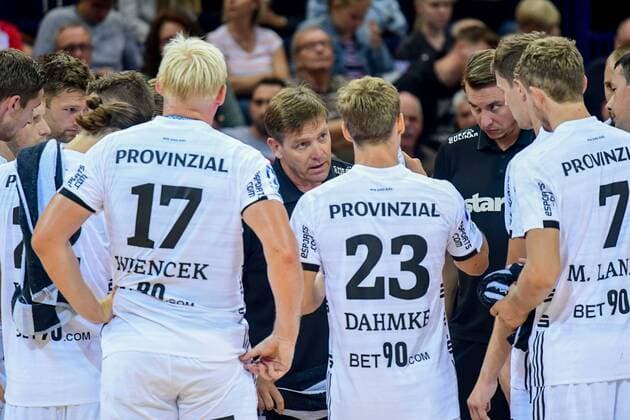 Deutschland , Hamburg , Barclaycard Arena , Handball , Helden des Handballs , THW Kiel - FC Barcelona Barca Trainer Alfred Gislason spricht zur Mannschaft ( THW )