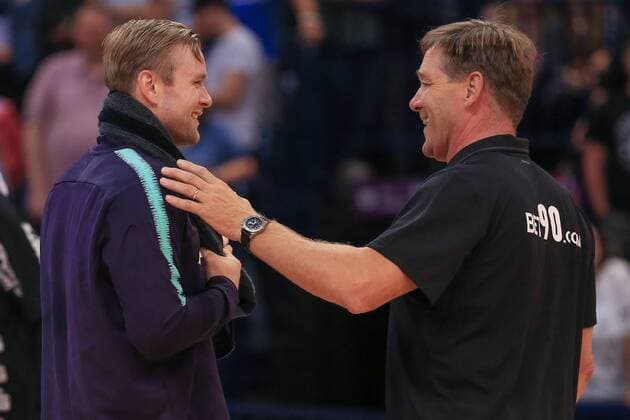 Deutschland , Hamburg , Barclaycard Arena , Handball , Helden des Handballs , THW Kiel - FC Barcelona Barca Trainer Alfred Gislason ( THW ) klatscht mit Aron Palmarsson ( FC B ) ab