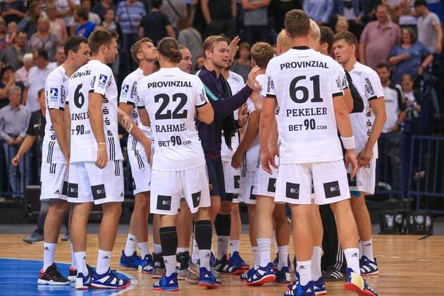 Deutschland , Hamburg , Barclaycard Arena , Handball , Helden des Handballs , THW Kiel - FC Barcelona Barca die Spieler ( THW ) klatschen mit Aron Palmarsson ( FC B ) ab