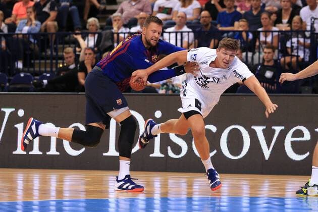 Deutschland , Hamburg , Barclaycard Arena , Handball , Helden des Handballs , THW Kiel - FC Barcelona Barca Christian Dissinger ( THW ) Kamil Syprazek ( FC B )