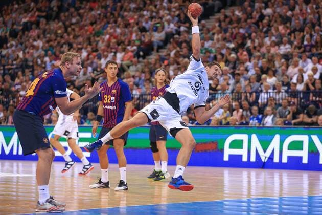Deutschland , Hamburg , Barclaycard Arena , Handball , Helden des Handballs , THW Kiel - FC Barcelona Barca Hendrik Pekeler ( THW ) Aron Palmarsson ( FC B )