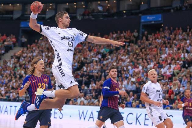 Deutschland , Hamburg , Barclaycard Arena , Handball , Helden des Handballs , THW Kiel - FC Barcelona Barca Hendrik Pekeler ( THW ) Jure Dolenec ( FC B )