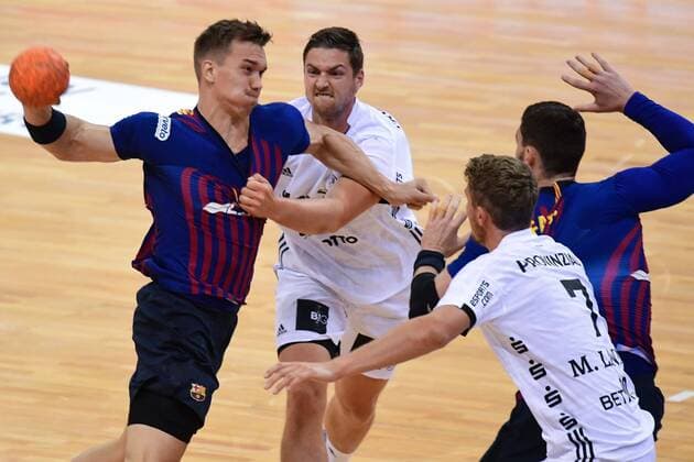 Deutschland , Hamburg , Barclaycard Arena , Handball , Helden des Handballs , THW Kiel - FC Barcelona Barca Hendrik Pekeler ( THW ) Lasse Andersson ( FC B )