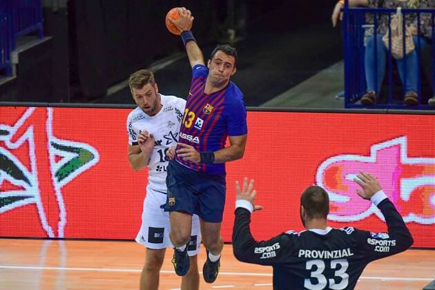 Deutschland , Hamburg , Barclaycard Arena , Handball , Helden des Handballs , THW Kiel - FC Barcelona Barca Niclas Ekberg Andreas Wolff ( THW ) Aitor Arino ( FC B )