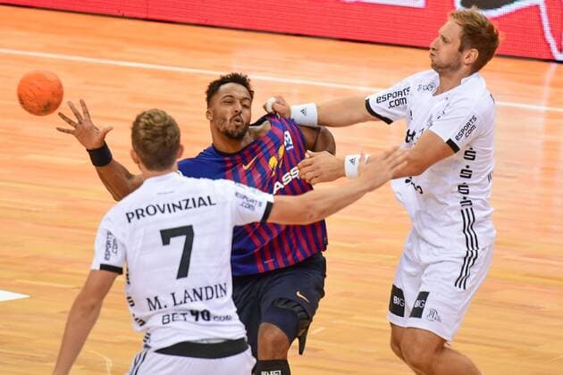 Deutschland , Hamburg , Barclaycard Arena , Handball , Helden des Handballs , THW Kiel - FC Barcelona Barca Magnus Landin Steffen Weinhold ( THW ) Thimothey N Guessan ( FC B )
