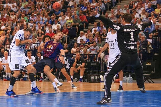 Deutschland , Hamburg , Barclaycard Arena , Handball , Helden des Handballs , THW Kiel - FC Barcelona Barca Ole Rahmel Niklas Landin ( THW ) Aron Palmarsson ( FC B )