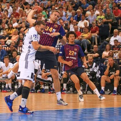 Deutschland , Hamburg , Barclaycard Arena , Handball , Helden des Handballs , THW Kiel - FC Barcelona Barca Ole Rahmel ( THW ) Aron Palmarsson ( FC B )