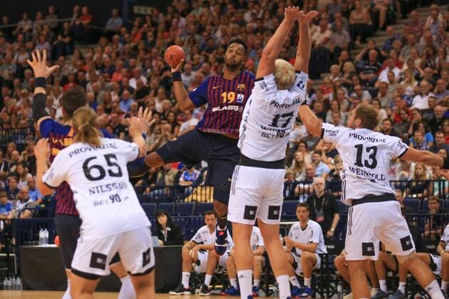 Deutschland , Hamburg , Barclaycard Arena , Handball , Helden des Handballs , THW Kiel - FC Barcelona Barca Lukas Nilsson Patrick Wiencek Steffen Weinhold ( THW ) Thimothey N Guessan ( FC B )