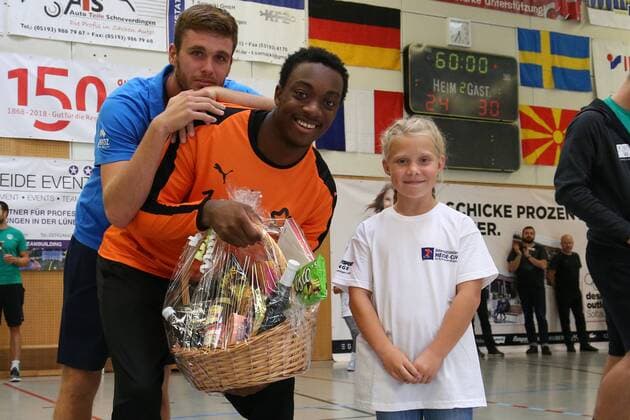 Siegerehrung Internationaler Heide Cup 2018, Handball, Internationaler Heide-Cup 2018, 12.08.18 2. Platz MHB Montpellier Handball, Preisuebergabe durch Merle, stellvertretend Pierre Rubens (Nr.01, MHB - Montpellier Handball)