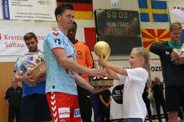 Siegerehrung Internationaler Heide Cup 2018, Handball, Internationaler Heide-Cup 2018, 12.08.18 1. Part Fuechse Berlin, Pokaluebergabe durch Merle an Hans Lindberg (Nr.18, Fuechse Berlin)