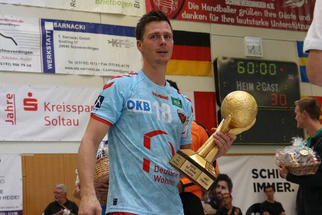 Siegerehrung Internationaler Heide Cup 2018, Handball, Internationaler Heide-Cup 2018, 12.08.18 Hans Lindberg (Nr.18, Fuechse Berlin) mit dem Pokal