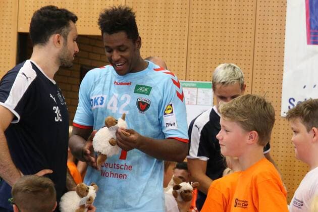 Siegerehrung Internationaler Heide Cup 2018, Handball, Internationaler Heide-Cup 2018, 12.08.18 Schafuebergabe an die Fuechse Berlin