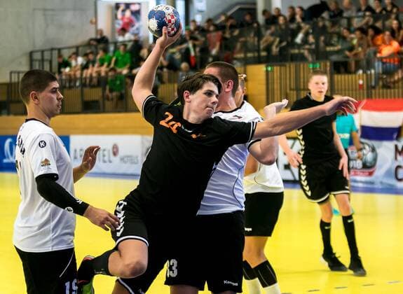 11.08.2018, Josef Welser Sporthalle, Tulln an der Donau, AUT, EHF, M18 Championship 2018, Niederlande vs Bulgarien, im Bild Martijn Kleijkers (NED) during the EHF M18 Championship 2018 Match between the Netherlands and Bulgaria at the Josef Welser Sporthalle, Tulln on the Danube, Austria on 2018 08 11. Tulln an der Donau