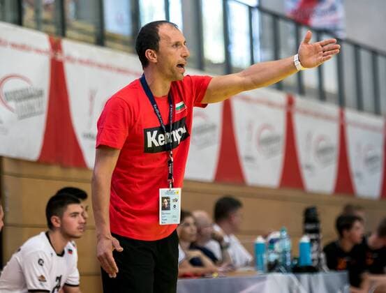 11.08.2018, Josef Welser Sporthalle, Tulln an der Donau, AUT, EHF, M18 Championship 2018, Niederlande vs Bulgarien, im Bild Trainer Hristo Yordanov (BUL) during the EHF M18 Championship 2018 Match between the Netherlands and Bulgaria at the Josef Welser Sporthalle, Tulln on the Danube, Austria on 2018 08 11. Tulln an der Donau