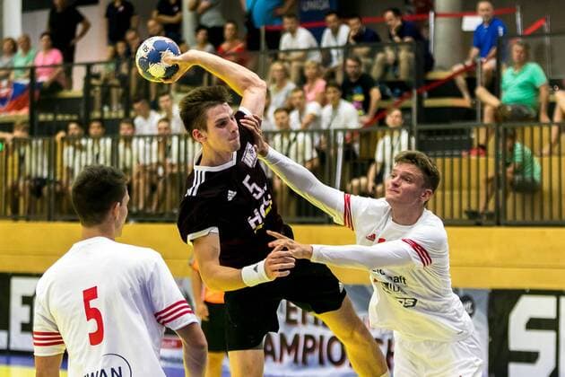 10.08.2018, Josef Welser Sporthalle, Tulln an der Donau, AUT, EHF, M18 Championship 2018, Slowakei vs Lettland, im Bild Guntis Pilpuks (LAT) during the EHF M18 Championship 2018 Match between Slovakia and Latvia at the Josef Welser Sporthalle, Tulln on the Danube, Austria on 2018 08 10. Tulln an der Donau
