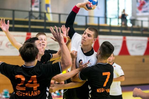11.08.2018, Josef Welser Sporthalle, Tulln an der Donau, AUT, EHF, M18 Championship 2018, Niederlande vs Bulgarien, im Bild Valentin Mitev (BUL) during the EHF M18 Championship 2018 Match between the Netherlands and Bulgaria at the Josef Welser Sporthalle, Tulln on the Danube, Austria on 2018 08 11. Tulln an der Donau