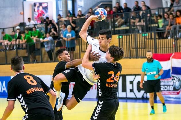 11.08.2018, Josef Welser Sporthalle, Tulln an der Donau, AUT, EHF, M18 Championship 2018, Niederlande vs Bulgarien, im Bild Preslav Stanchev (BUL) during the EHF M18 Championship 2018 Match between the Netherlands and Bulgaria at the Josef Welser Sporthalle, Tulln on the Danube, Austria on 2018 08 11. Tulln an der Donau