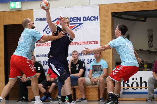 MHB - Montpellier vs. Fuechse Berlin, Handball, Internationaler Heide-Cup 2018, 12.08.18 Jonas Truchanovicius (Nr.07, MHB - Montpellier Handball) gegen Paul Drux (Fuechse Berlin, 95) und Hans Lindberg (Nr.18, Fuechse Berlin)