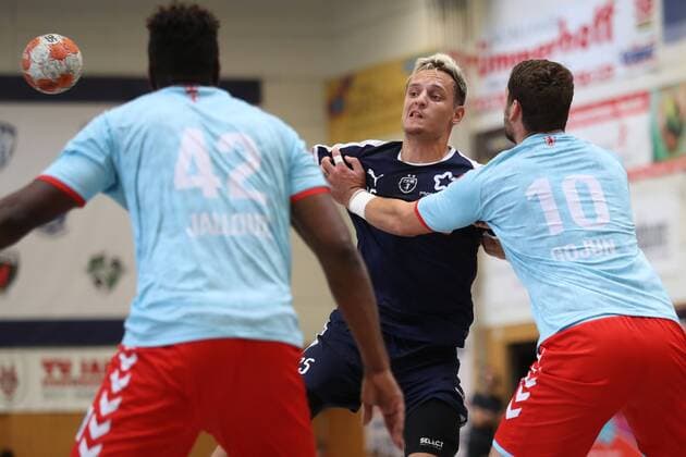 MHB - Montpellier vs. Fuechse Berlin, Handball, Internationaler Heide-Cup 2018, 12.08.18 Jean-Loup Faustin (Nr.25, MHB - Montpellier Handball) gegen Wael Jallouz (Fuechse Berlin, 42) und Jakov Gojun (Nr.10, Fuechse Berlin)