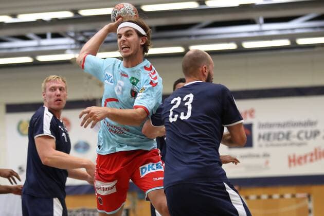 MHB - Montpellier vs. Fuechse Berlin, Handball, Internationaler Heide-Cup 2018, 12.08.18 Jacob Tandrup Holm (Nr.06, Fuechse Berlin) gegen Vid Kavticnik (Nr.23, MHB - Montpellier Handball) und Frederik Pettersson (Nr.18, MHB - Montpellier Handball)