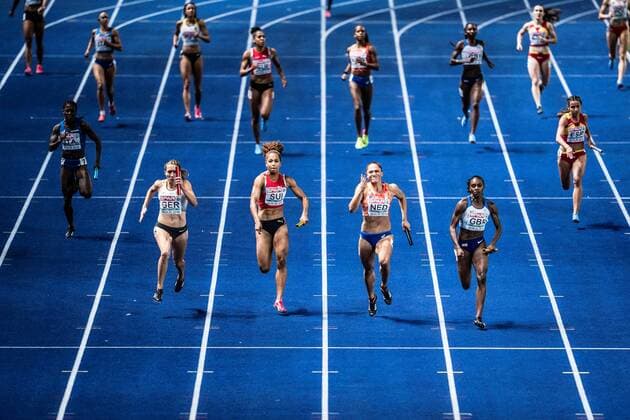 Berlin, Deutschland, 12.08.2018: Rebekka Haase (Deutschland), Salome Kora (Schweiz), Naomi Sedney (Niederlande) und Dina Asher-Smith (Großbritannien Grossbritannien) auf der Zielgeraden bei der 4x100m Staffel bei der Leichtathletik Europameisterschaften 2018 im Olympiastadion.
