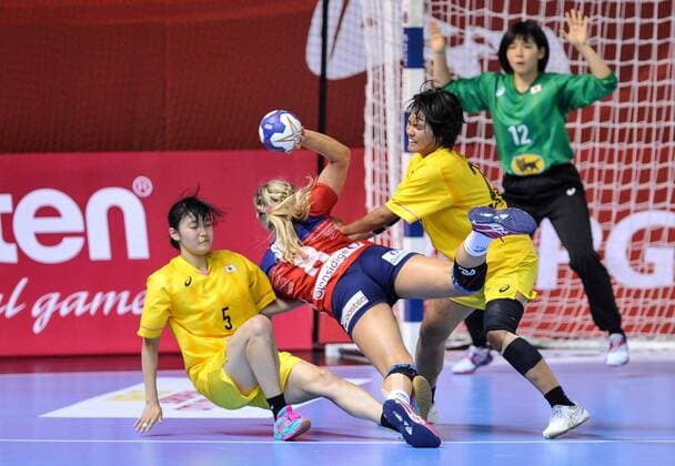 2018.08.12 Kielce Pilka reczna Mlodziezowe Mistrzostwa Swiata w Pilce Recznej Kobiet do lat 18 Japonia - Norwegia N z Miyuki Abe, Mia Svele, Aoi Moriya Foto Rafal Rusek PressFocus 2018.08.12 Kielce Handball IHF Youth U18 Womens World Championship WM Weltmeisterschaft 2018 Japan - Norway Miyuki Abe, Mia Svele, Aoi Moriya Credit: Rafal Rusek PressFocus NEWSPIX.PL --- Newspix.pl FRANCE OUT!  20180812PF_RR136