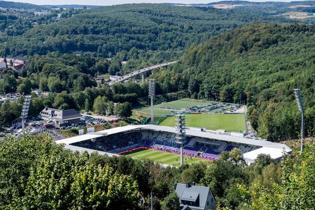 Fußball, Stadiongeschichte FC Erzgebirge Aue 12. August 2018: Aue, Erzgebirgsstadion: Fussball 2. Bundesliga, 2. Spieltag: FC Erzgebirge Aue - 1. FC Magdeburg: Uebersicht ueber das Erzgebirgsstadion, Heimstaette von Fussball Zweitligist FC Erzgebirge Aue. DFL REGULATIONS PROHIBIT ANY USE OF PHOTOGRAPHS AS IMAGE SEQUENCES AND OR QUASI-VIDEO.